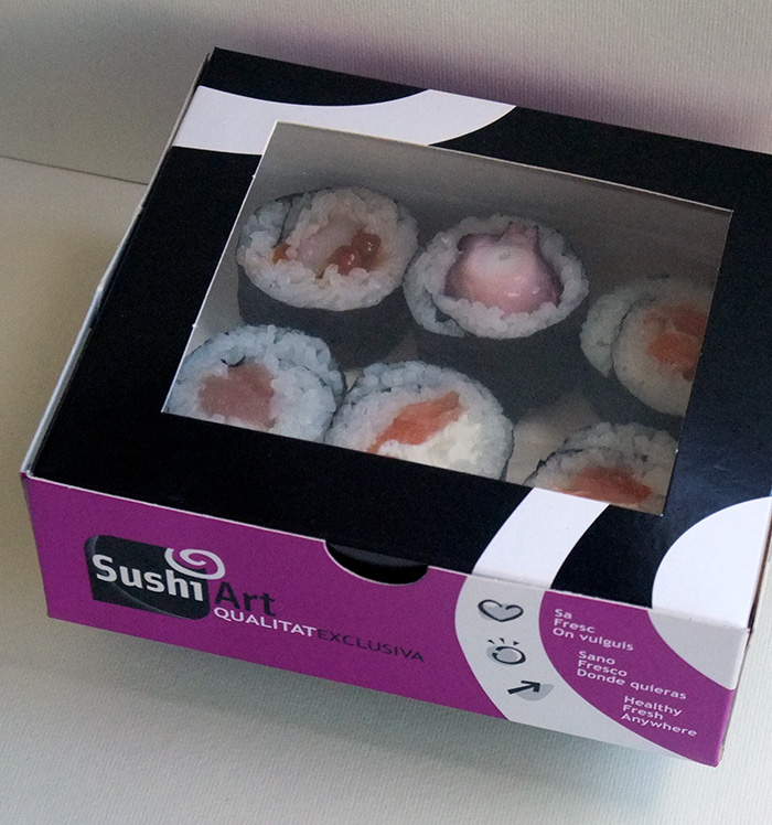 Diseño de packs o cajas con ventanita para llevar sushi a casa.